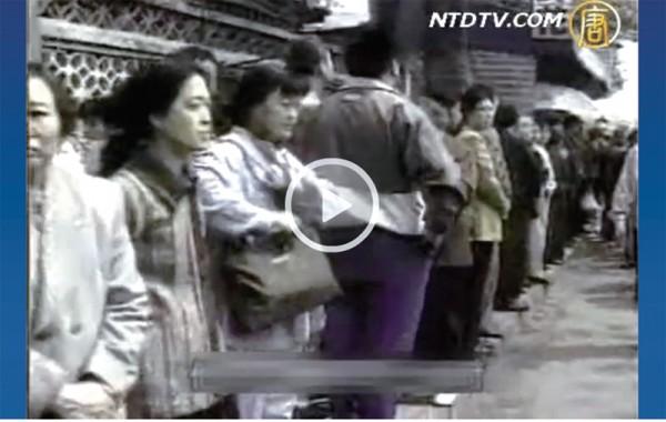 1999年「4．25」當天早上，孔海燕（左三）也去了府右街國家信訪局上訪，站在第一排。圖為當時電視新聞拍攝的上訪場景一幕。（視頻擷圖）