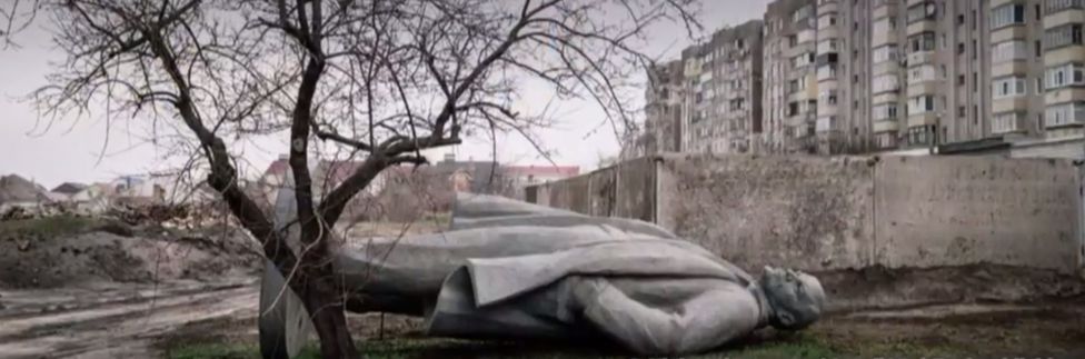 在烏克蘭的許多城市，列寧的雕像被推倒在街頭，風吹日曬，沒有人再理睬。