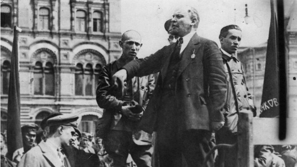 列寧以及其他領導人於1917年發動十月革命，建立了蘇聯。