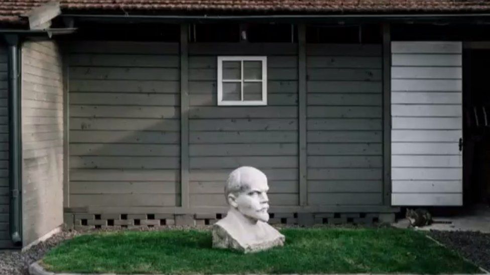 烏克蘭的居民把列寧的雕像擺在院子裏，當作裝飾品。